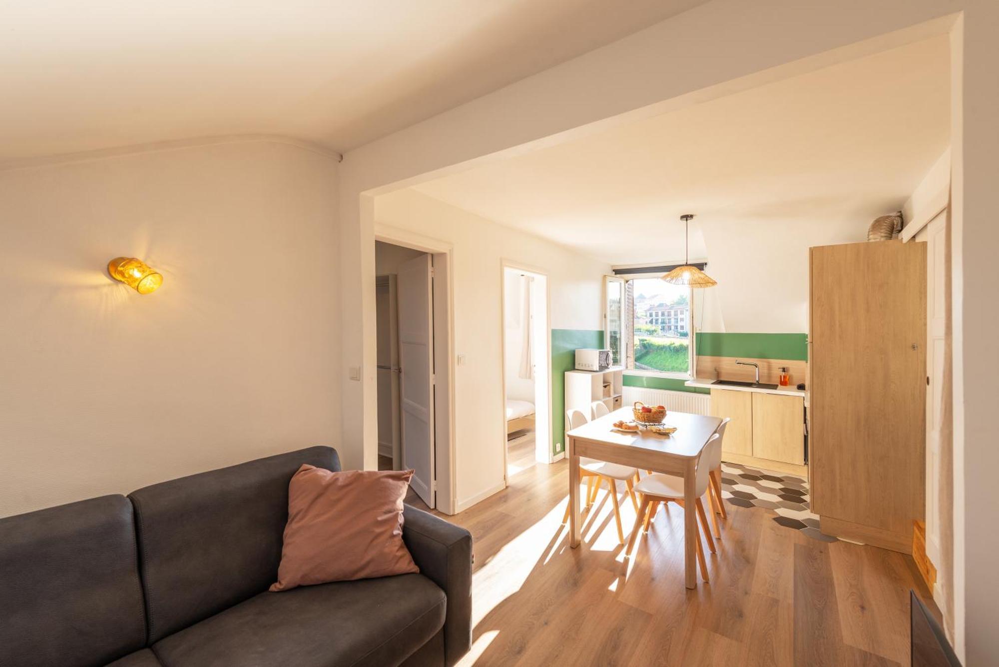 Moderne, Confortable Et Bien Situe *